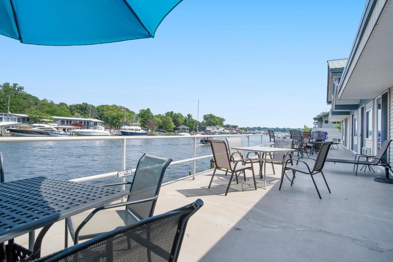 Waterside Suites Saugatuck Exterior photo
